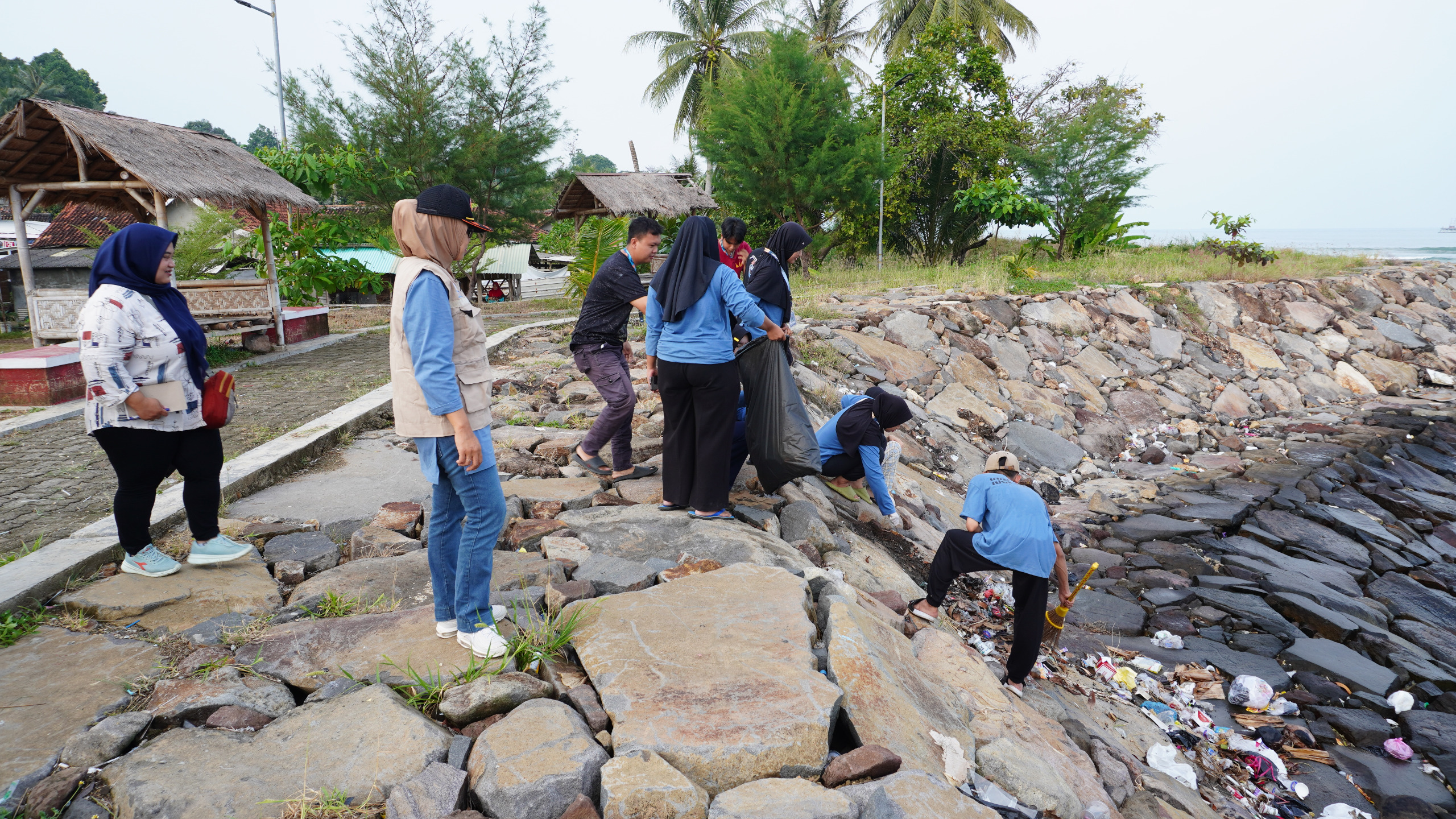 Mitra Bentala Gandeng Destana dan FPRB Desa Maja, Mahasiswa KKN Unila dan UIN Raden Intan Lakukan Bersih Pantai 