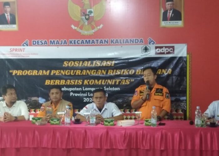 Perwakilan BPBD Lampung Selatan sedang memberikan arahan dalam acara sosislaiasi Program Pengurangan Resiko Bencana Berbasis Komunitas (PRBBK) di Desa Maja Kecamatan Kalianda