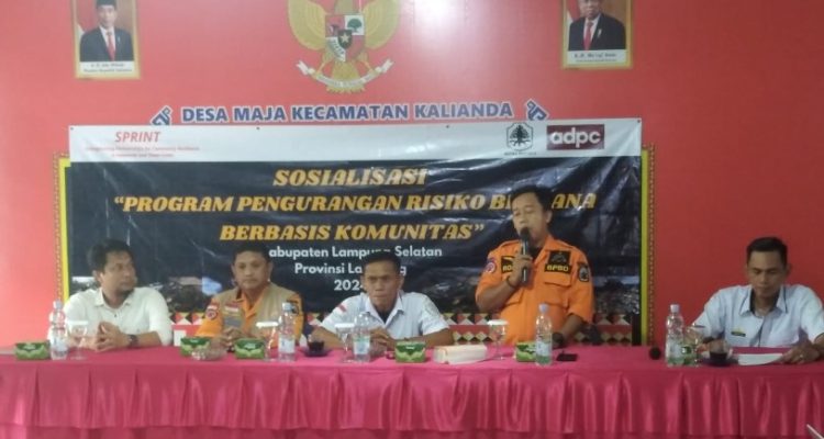 Perwakilan BPBD Lampung Selatan sedang memberikan arahan dalam acara sosislaiasi Program Pengurangan Resiko Bencana Berbasis Komunitas (PRBBK) di Desa Maja Kecamatan Kalianda