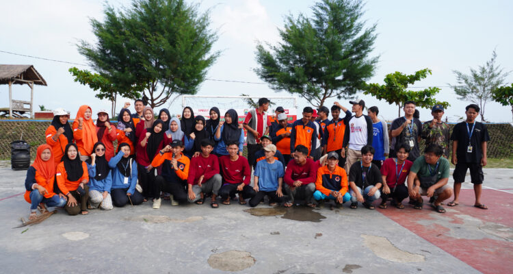 Mitra Bentala Gandeng Destana dan FPRB Desa Maja, Mahasiswa KKN Unila dan UIN Raden Intan Lakukan Bersih Pantai