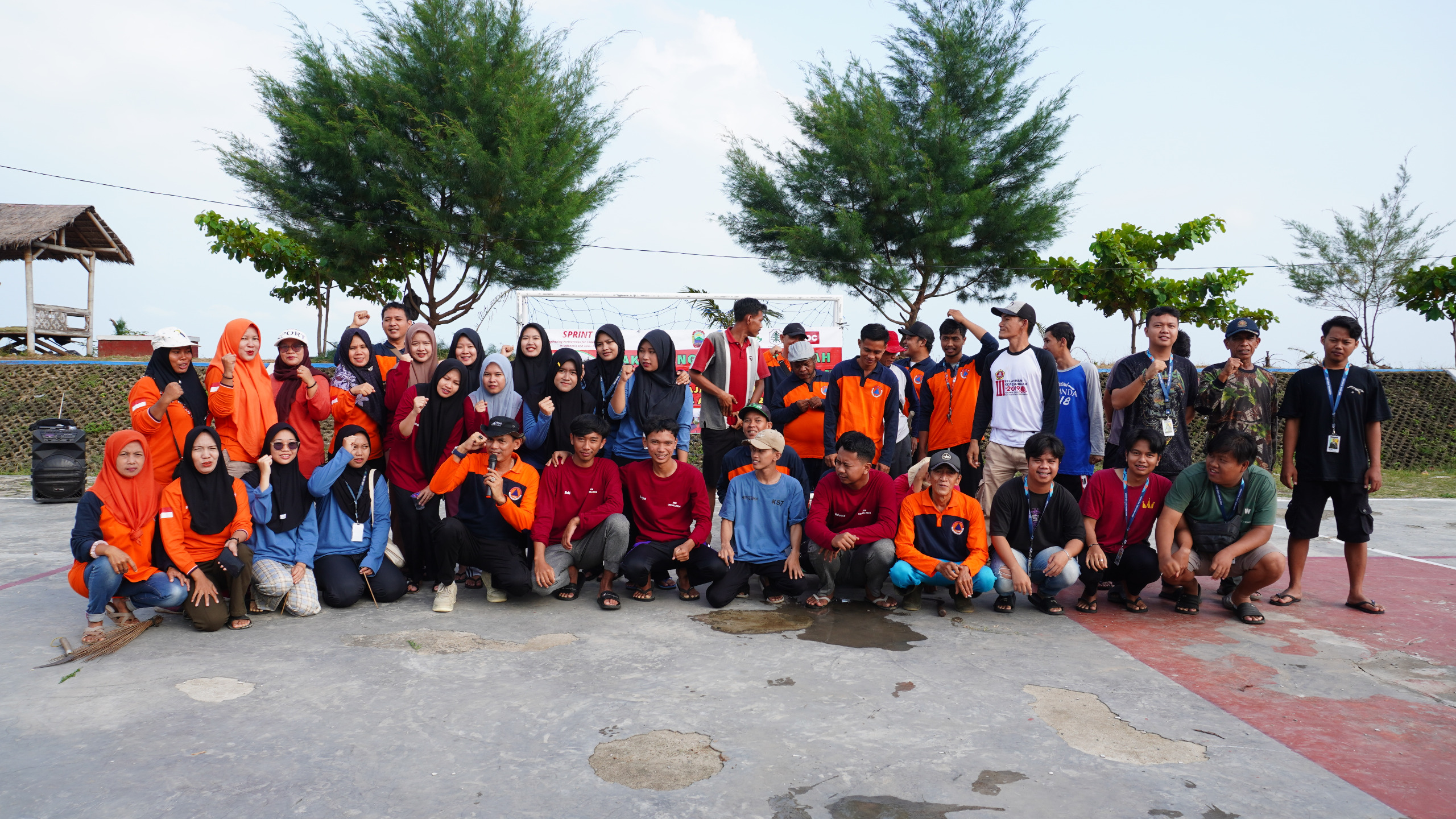 Mitra Bentala Gandeng Destana dan FPRB Desa Maja, Mahasiswa KKN Unila dan UIN Raden Intan Lakukan Bersih Pantai