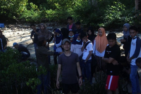 Edukasi Pentingnya Penanaman Mangrove di Wilayah Pesisir