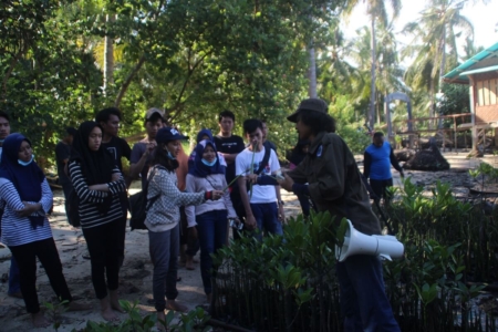 Edukasi Pentingnya Penanaman Mangrove di Wilayah Pesisir